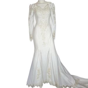 Sweetheart Gowns Trumpet Off Shoulder with Bows & Beaded Cream Lace Gown, EUC,12